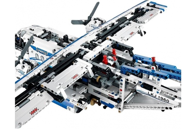 Конструктор LEGO Technic Грузовой самолет 42025 фото 1